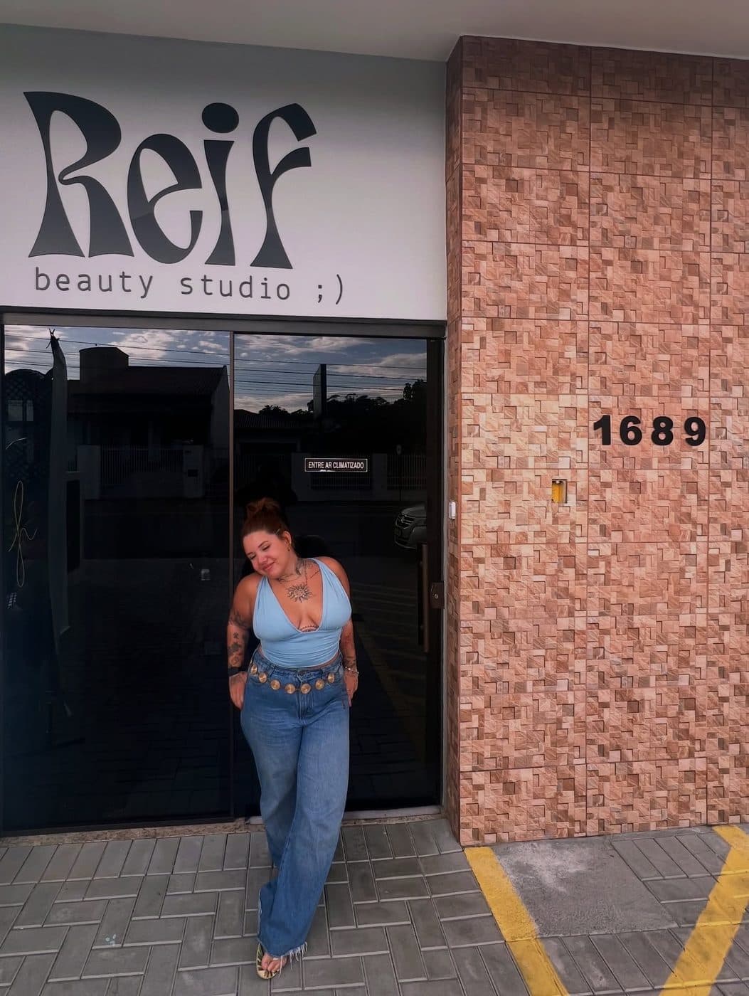 Fachada do Reif Beauty Studio com o número 1689