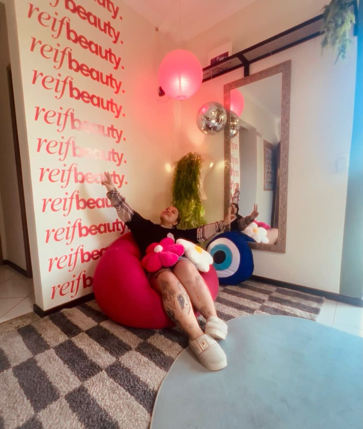 Interior do estúdio com as letras reif beauty na parede