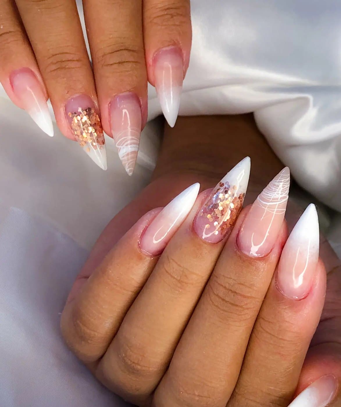 Mãos com unhas amendoadas e detalhe dourado